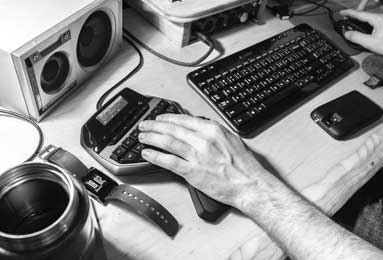 英超日本国脚与战犯照片合影，其俱乐部比赛在中国照常直播引球迷不满，咪咕客服回应